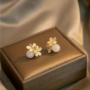 BRAND NEW 🌼Gorgeous Opal Flower Stud Earrings - Perfect for Spring/Summer